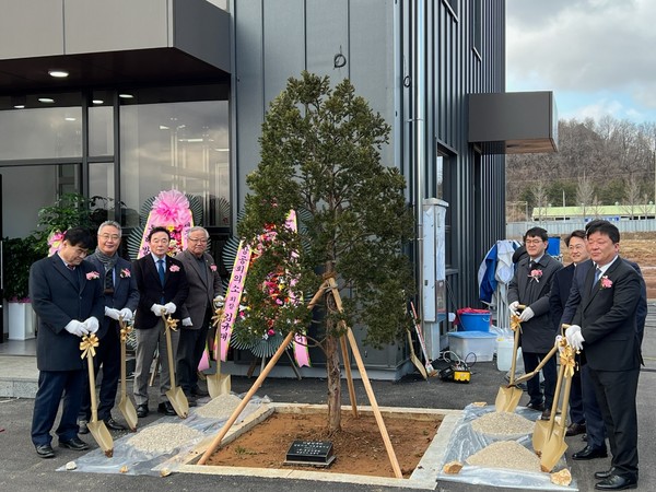 이번 행사에는 동해시장, 강원특별자치도 글로벌본부장, 강원경제자유구역청장, 동해시의회 의장과 한국산업단지공단 동해지사장 등 60여명이 참석하여 사옥 준공을 축하했다. (사진=강원도)