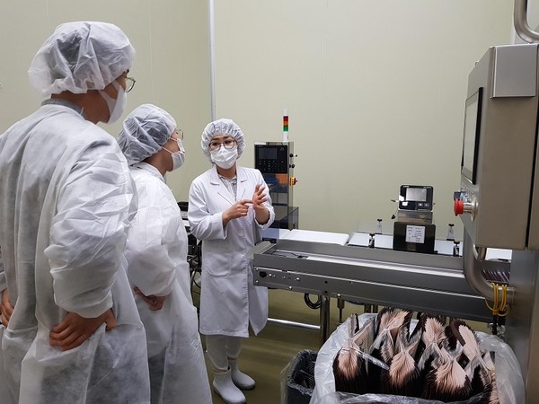 경기도와 경기도농수산진흥원이 G마크 농수산물 인증과 사후관리를 강화할 수 있도록 제도를 개선해 소비자들이 더 안심하고 이용할 수 있도록 한다. 경기도 우수식품(G마크) 인증 검증 현장 모습 (사진=경기도)