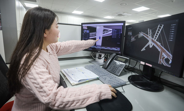 서초구청 담당자가 안전관리시스템 화면을 보면서 어느 부분에 문제가 발생했는지 확인하고 있다. (사진=서초구)
