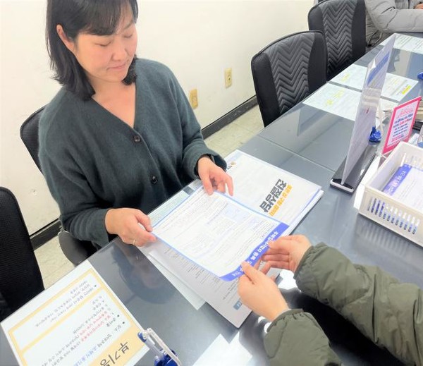 구청에 방문한 임대사업자에게 안내문을 전달하는 모습 (사진=영등포구)