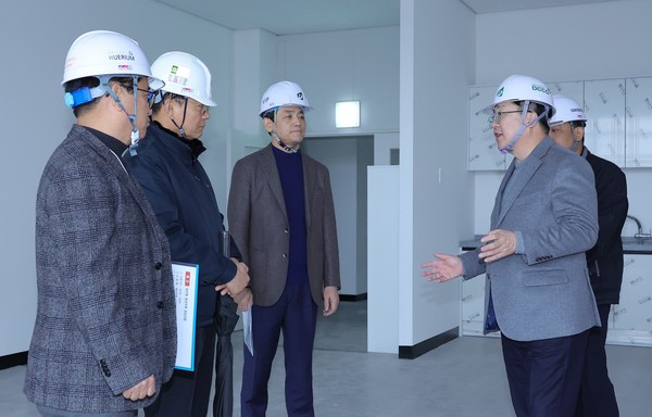 이장우 시장은 점검을 마치고 공사관계자들에게 “2월 말 준공과 4월 입주 때 입주자들이 한치의 불편함이 없도록 공사 마무리와 입주자 선정 절차를 철저하게 진행해 달라”라고 말했다. (사진=대전시)