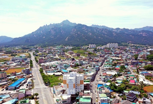 지방소멸 위기 지역으로 지정된 전남 영암군은 청년인구 유출, 저출생·고령화, 인구감소, 지역 소멸로 이어지는 악순환의 고리를 끊기 위해 공직자를 비롯해 전 군민이 발벗고 나섰다. 월출산국립공원과 영암읍 시가지  전경.(사진=조용원 기자/영암군청)