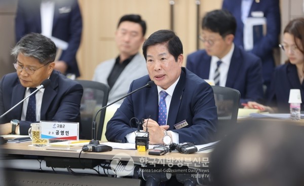 공영민 고흥군수가 나로우주센터 일원에 조성되는 우주발사체 국가산업단지와 민간 우주발사장 구축의 신속한 추진 필요성을 정부에 설명하고 있다.(사진=조용원 기자/고흥군청)