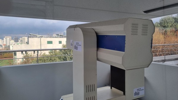 서울연구원이 도심에서 최첨단 대기질 원격탐사 장비를 활용해 아시아 대기질 현황을 분석하고 겨울철 미세먼지의 원인을 규명하는 국제 대기질 공동연구를 지원한다고 밝혔다.  '미세먼지 스캐닝 라이다' 관측 현장 모습 (사진=서울시)