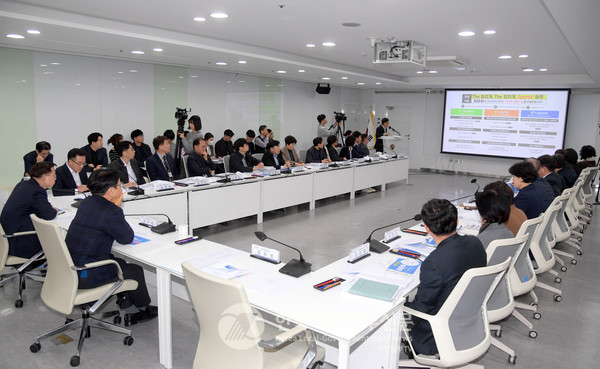 광주광역시가 20일 '2024 스포츠 관광분야 업무보고회를 갖고 ‘스포츠케이션·스포노믹스·스포테인먼트’의 3대 전략과 9개 추진과제를 발표하고 '365일 더(The) 활력 넘치는 스포츠관광도시 광주’를 만들겠다고 선포했다(사진=광주시청)