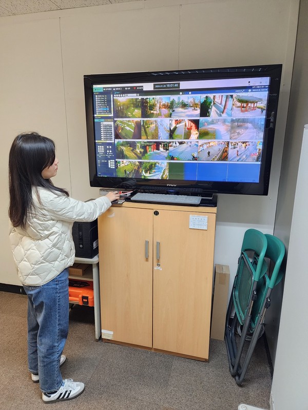 종로구 관계자가 실시간으로 문화유산 모니터링을 하고 있다. (사진=종로구)