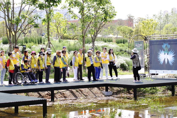 수원 일월수목원이 공립수목원 중 전국에서 처음으로 ‘장애물 없는 생활환경 인증’(이하 BF) 인증을 받았다. (사진=수원시)