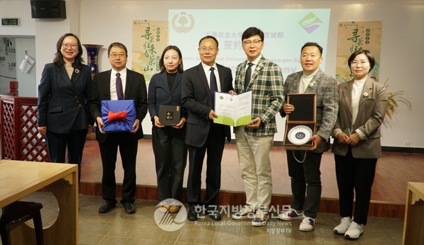 김철우 보성군수와 리융허 운남농업대학교 총장을 비롯한 관계자들이 업무협약 체결 후 기념사진을 찍고 있다(사진=보성군청)