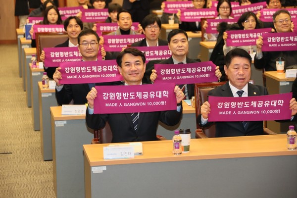 입학식에 참석한 김진태 강원특별자치도지사는 “장학금 지원, 전국 최고수준의 실험실습, 취업까지 함께할 테니 반도체 산업을 이끌어주는 최첨병이 되길 바란다”고 전했다. (사진=강원도)