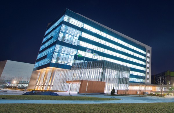 케이메디허브(대구경북첨단의료산업진흥재단)가 23일 효율적인 신약개발을 지원하기 위해, 국내 최초 유전자 암호화 라이브러리 기술(DELT)을 활용한 서비스를 개시한다. 케이메디허브 신약개발지원센터 전경 (사진=대구시)