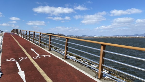 충남도는 2016년 행정안전부에서 공모한 아름다운 자전거길 100선에 포함되며 전국에 알려진 ‘서산 천수만 자전거길’이 한국관광공사의 3월 추천 가볼만한 곳에 선정됐다고 밝혔다. (사진=충남도)