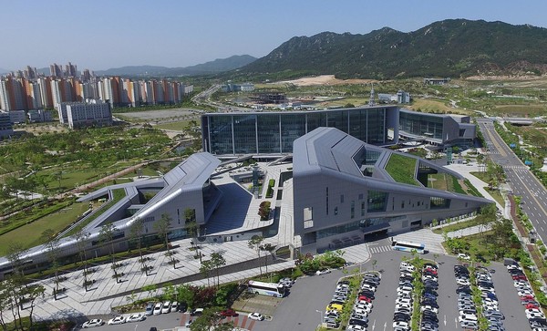 충남도는 효(孝) 문화 장려를 위해 청년세대가 참여하는 ‘효행2030 어르신 봉양 프로젝트’ 사업을 본격 추진한다고 28일 밝혔다. 충남도청 전경 (사진=충남도)