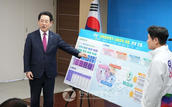 김영록 전라남도지사(왼쪽)와 김대중 전남도교육감(오른쪽)은 28일 오후 도청 브리핑룸에서 교육부의 교육발전특구 시범지역에 전남 7개 시·군이 지정된 것에 환영 입장을 밝히고 지역 균형발전을 선도할 ‘전남형 교육발전특구 모델’ 추진을 다짐했다.(사진=전남도청)