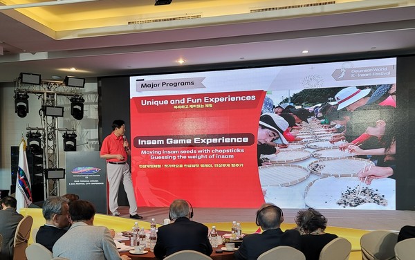 금산군은 대한민국을 대표하는 산업형 문화관광축제인 금산세계인삼축제가 지난 28일 태국 파타야 자인호텔에서 열린 ‘2024 피나클 어워즈 및 아시아 축제도시 컨퍼런스’에서 타오시촨 춘추 아트페어와 함께 아시아 특산물 축제로 선정됐다고 밝혔다. (사진=금산군)