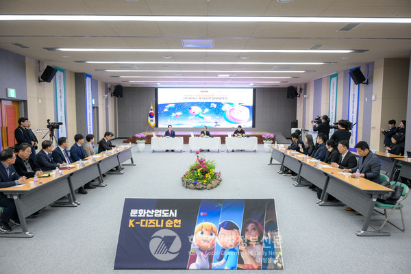 이날 업무협약을 통해 1천525억 원의 대규모 투자와 함께 200여 명의 일자리가 창출될 전망이다. 또한 ㈜로커스는 서울 강남에 있는 본사를 순천시로 이전해 앵커기업 스튜디오 및 콘텐츠 체험 공간을 조성, 지역 청년이 선호하는 일자리를 만들고 지역경제에 큰 활기를 불어넣을 것으로 기대된다.(사진=조용원 기자/순천시청)