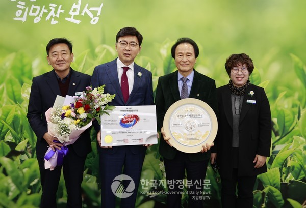 보성군(군수 김철우. 왼쪽 두번째)의 ‘서편제보성소리축제’가 ‘제12회 대한민국축제콘텐츠대상’ 축제예술/전통 부문 대상을 수상받는 영광을 안아 대한민국 대표 축제임을 다시 한번 확인했다.(사진=보성군청)