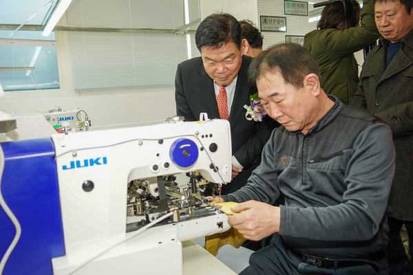 '동대문구 패션봉제 복합지원센터'를 방문한 이필형 동대문구청장(사진 가운데) 모습 (사진=동대문구)