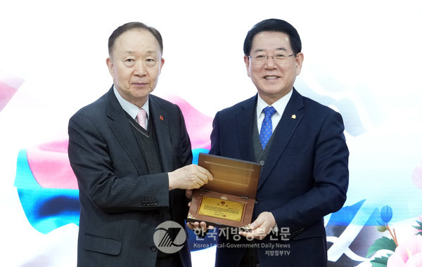 김영록 전라남도지사(오른쪽)가 5일 도청 서재필실에서 열린 ‘독립운동 미서훈자 발굴 및 서훈신청 설명회’에서 광역지방정부 최초로 시작한 전남 독립운동 미서훈자 발굴사업이 전국적인 독립운동가 발굴에 대한 관심이 확대됨에 따른 공로로 광복회 김능진 부회장(왼쪽)으로부터 감사패를 받고 있다.(사진=전남도청)