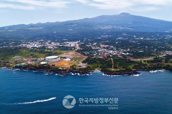 정부는 기존 대규모 관광단지 지정제도를 혁신해 인구감소지역 80개 시군에 '소규모 관광단지' 제도를 신설해 관광활성화를 통한 생활인구를 증대시켜 지방소멸 대응에 총력을 기울이기로 했다. 사진은 50만 규모의 제주중문관광단지 전경.(사진=조용원 기자/제주도청)