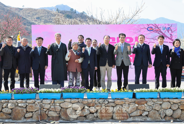 정인화 광양시장과 김쌍리 청매실농원 대표(가운데) 등이 참석한 가운데 봄의 제전 ‘제23회 광양매화축제’가 전 국민의 기대와 성원 속에서 8일 오후 2시 매화문화관 앞 주무대에서 화려한 개막식과 함께 10일간의 대장정에 올랐다.(사진=광양시청)