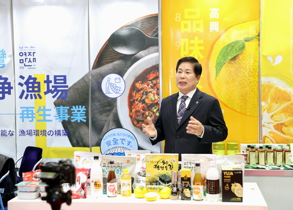 민선8기 고흥군수 취임 19개월에 유럽·미국·중국·일본에 농수산물 4,830만 달러 수출 계약을 성사시켜 ‘글로벌 초선 군수’로 화제가 되고 있는 공영민 고흥군수가 세계 3대 식품박람회인 ‘2024 도쿄국제식품박람회’서 공영후지TV와 단독 인터뷰를 통해 고흥 농수산식품을 홍보하고 있다(사진=조용원 기자/고흥군청)