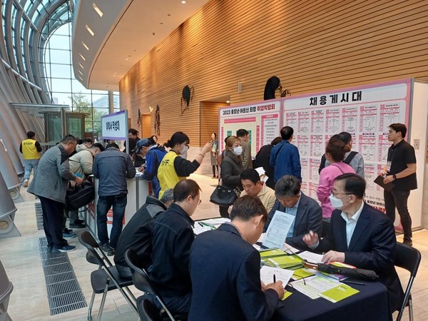 영등포구(구청장 최호권)가 통계청이 발표한 2023 하반기 지역별 고용조사 결과에서 ‘15세-64세(OECD 비교기준) 고용률’과 ‘여성 고용률’ 부분에서 각 1위를 차지했다고 밝혔다. 지난해 개최한 취업 박람회 개최 현장 (사진=영등포구)