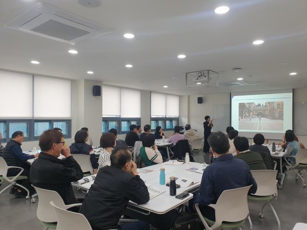 영등포구는 지역 경제 활성화와 일자리 창출을 위한 인프라 구축에 박차를 가한 결과, 2개 부분에서 23년도 상·하반기 모두 서울시 25개 자치구 중 1위를 차지하는 쾌거를 이뤘다.  지난해 실시한 중장년 재취업 역량강화 프로그램 진행 모습 (사진=영등포구)