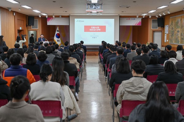 이용록 군수는 “우동기 위원장님의 특강을 통해 우리군에 접목할 수 있는 균형발전 전략과 장기적인 발전 방향에 대해 함께 고민해보는 시간이 됐다”고 밝혔다. (사진=홍성군)