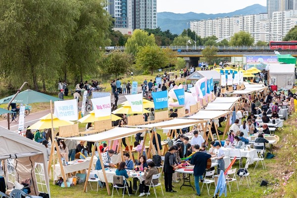 지난해 10월 열린 도심 속 수변 산책로에서 만나는 석사촌 재즈 페스타에 3만 9,000명이 방문했다. (사진=춘천시)