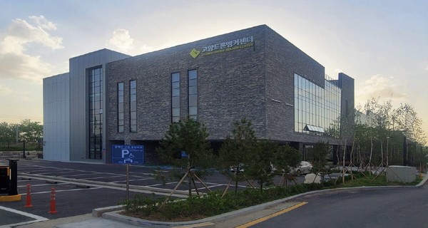 고양드론앵커센터는 올해 10개 분야 12개 과정 교육을 신설해 540명의 드론 인재를 양성할 계획이다. 입문자들을 위해 기초·체험과정을 마련하고 한국항공대와 연계해 국가자격 취득과정도 운영한다. (사진=고양시)