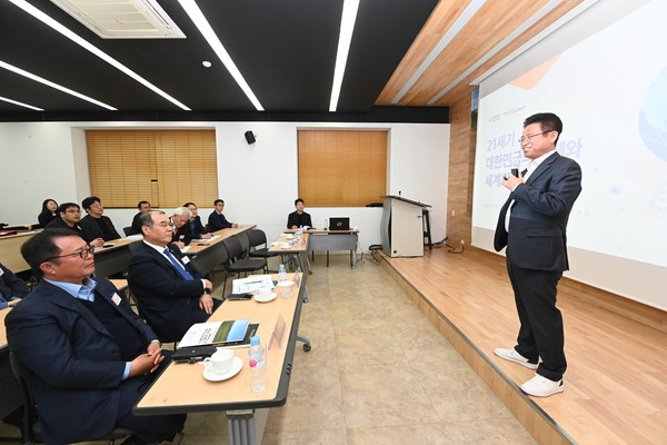 이철우 지사는 “로봇, AI 등 4차 산업 혁명 시대는 과학기술과 산업이 급격히 발전해 인문학 역할이 더욱 중요하다”며, “인문학을 바탕으로 대한민국의 문화, 관광, 서비스를 미래 핵심 산업으로 발전시켜야 한다.”고 말했다. (사진=경북도)