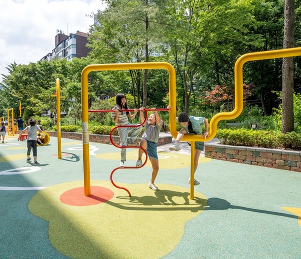 올해 서비스디자인 부문에서 수상한 '예스! 키즈존!'은 5개 나라를 탐험하는 미션수행 콘셉트로, 깃발 올리기, 정글 외줄타기, 황금열쇠 찾기 등의 콘텐츠와 연계해 신체활동 유도 디자인 7종과 바닥 그래픽, 놀이 유도 사이니지 100개 등의 디자인이 적용됐다. (사진=서울시)