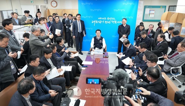 김영록 전라남도지사가 18일 오후 전남도청 기자실에서 지난 14일 개최된 스무 번째 ‘국민과 함께하는 민생토론회’와 관련된 내용을 발표하고 있다.(사진=전남도청)