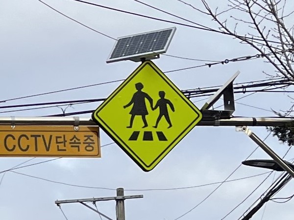 종로구는 매동초등학교 통학로 일대에서 추진해 온 '스쿨존 532사업'을 완료하고 어린이를 위한 안전·안심 등하굣길을 탄생시켰다. 교통안전시설물(발광형 노란횡단보도표지) 설치모습 (사진=종로구)