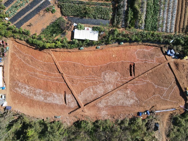 경남도(도지사 박완수)는 고성군 고성읍 동외리 404-1번지 일원의 낮은 구릉(해발 32.5m)에 형성된 경상남도 기념물 「고성 동외동 패총」이 역사적‧학술적 가치를 인정받아 국가유산 「고성 동외동 유적」으로 지정 예고되었다고 밝혔다. (사진=경남도)