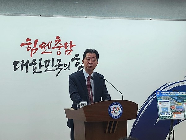 충남도가 당진 간척지에 수산식품 생산·저장·가공·유통을 한데 묶은 집적단지와 정보통신기술(ICT)·인공지능(AI) 기반 최첨단 양식단지를 만든다. 장진원 도 해양수산국장의 28일 도청 프레스센터 기자회견 모습 (사진=충남도)