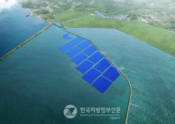 전남 고흥군이 전국 최초로 ‘공공분야 탄소중립 100% 달성’을 위해 공공시설 전력을 그린에너지로 전환하는 ‘공공시설 그린에너지 특별회계 설치 조례(안)’을 입법예고 했다. 63MW(메가와트)급 고흥호 수상태양광 발전 시설(사진=고흥군청)