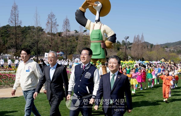 노관규 순천시장(맨 왼쪽)과 유인촌 문화체육관광부 장관(왼쪽 두번째), 김영록 전라남도지사(오른쪽 두번째), 남성현 산림청장(맨 오른쪽)을 비롯한 3천 여명의 시민이 참석한 가운데 '2024 순천만국가정원 개막식'이 1일 개최됐다.(사진=조용원 기자/순천시청)