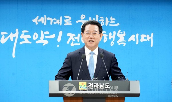 김영록 지사가 2일 긴급 담화문 발표를 통해 “국립의대 설립 대학은 공정한 공모로 선정하겠다”고 밝혔다. 이에 따라 순천대와 목포대는 사활 건 유치전에 돌입했다(사진=전남도청)