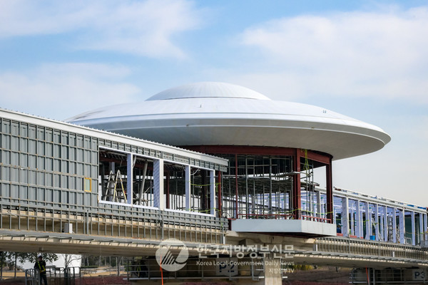 순천만국가정원이 '우주인도 놀라오는 순천'이라는 차별화된 콘텐츠를 품고 세상 어디에도 없는 특별한 정원으로 지난 1일 다시 태어났다. 가장 먼저 노후화된 꿈의다리가 ‘스페이스 브릿지’로 재탄생했다.(사진=조용원 기자/순천시청)