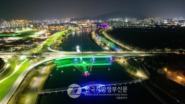 국내 최초로 시도한 '하천 수상 퍼레이드'는 순천만과 국가정원의 다양한 동·식물을 모티프로 디자인됐으며, 실제 탑승도 가능하도록 설계돼 국가정원과 순천 도심을 즐기는 또 다른 이색적인 관람 포인트가 될 전망이다.(사진=조용원 기자/순천시청)