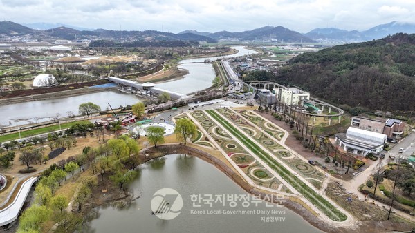 약 5,000여 평에 달하는 공간에 새롭게 조성된 '스페이스 허브'는 미스터리 서클을 연상시키는 화훼 연출과 175m에 달하는 활주로와 같은 공간 구성으로 오천그린광장에 준하는 핵심 콘텐츠로 급부상했다.(사진=조용원 기자/순천시청)
