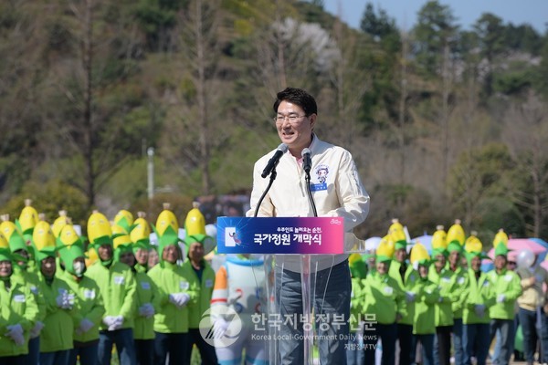 노관규 순천시장은 지역 스스로가 문화콘텐츠의 창조적인 생산지가 될 뿐만 아니라, 경제적 파급효과가 큰 앵커기업 유치를 통해 도시 전체를 정원문화산업도시로 변화시키려는 또 하나의 신화창조에 나섰다(사진=조용원 기자/순천시청)