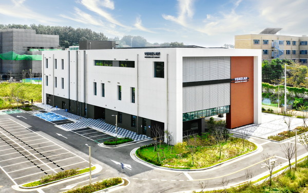 보령시립도서관에 전국 최초로 도입된 빌트인 북 드라이브 스루 시스템이 이용객의 호응을 얻고 있다. (사진=보령시)