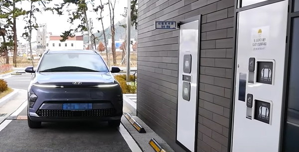 보령시는 코로나19 등 재난상황 대응 및 이용자 편의증진을 위해 비대면 도서대출 시스템인 북 드라이브 스루를 운영중이라고 밝혔다. (사진=보령시)