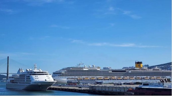 지난해 크루즈선 2척 부산항국제여객터미널 입항 사진, 왼쪽부터 실버 위스퍼(SILVER WHISPER)호, 코스타 세레나(COSTA SERENA)호 모습 (사진=부산시)