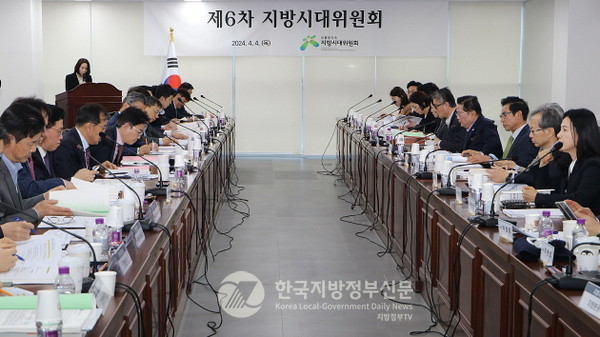 대통령 직속 지방시대위원회는 4일 우동기 위원장과 26명의 위원이 참석한 가운데 세종 지방시대위원회 대회의실에서 제6차 지방시대위원회를 열고, 국비 24조 6천억 원을 포함해 총 42조 2천억 원을 투입하는 ‘2024년 지방시대 시행계획’을 심의 의결했다.(사진=조용원 기자/지방시대위)