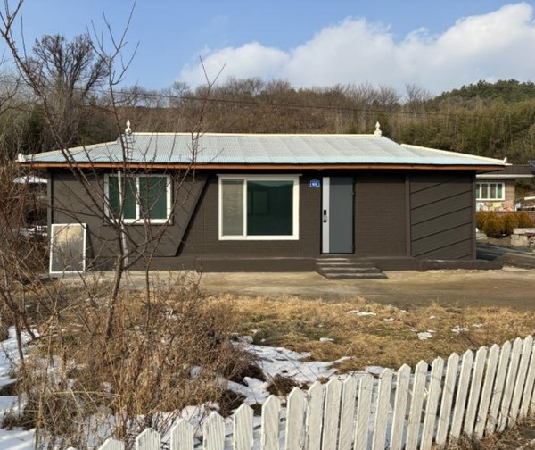 청양군 빈집이음사업은 지방소멸대응기금을 활용해 추진하는 사업으로, 군내 방치되고 있던 빈집을 정비해 5년간 군에서 직접 입주자를 모집하여 월 1만 원의 임대료만 받고 청년, 신혼부부, 귀농 귀촌인에게 재임대(전대)하는 사업이다. (사진=청양군)