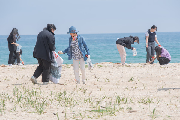 고성군은 해변의 아름다움을 감상하면서 여유로운 산책을 즐기고 환경보호 의미를 경험할 수 있는 ‘플로깅 & 비치코밍’ 체험 공간을 조성해, 고성을 찾는 관광객들에게 여행의 새로운 가치를 제공한다. (사진=고성군)