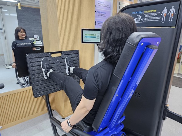  AI 기반의 스마트 운동기구는 일반 헬스 기구와 달리 사람이 직접 무거운 무게추나 원반으로 중량 조절을 하지 않고, AI가 그날 운동자의 컨디션에 맞게 자동으로 중량을 조정해준다. (사진=강남구)